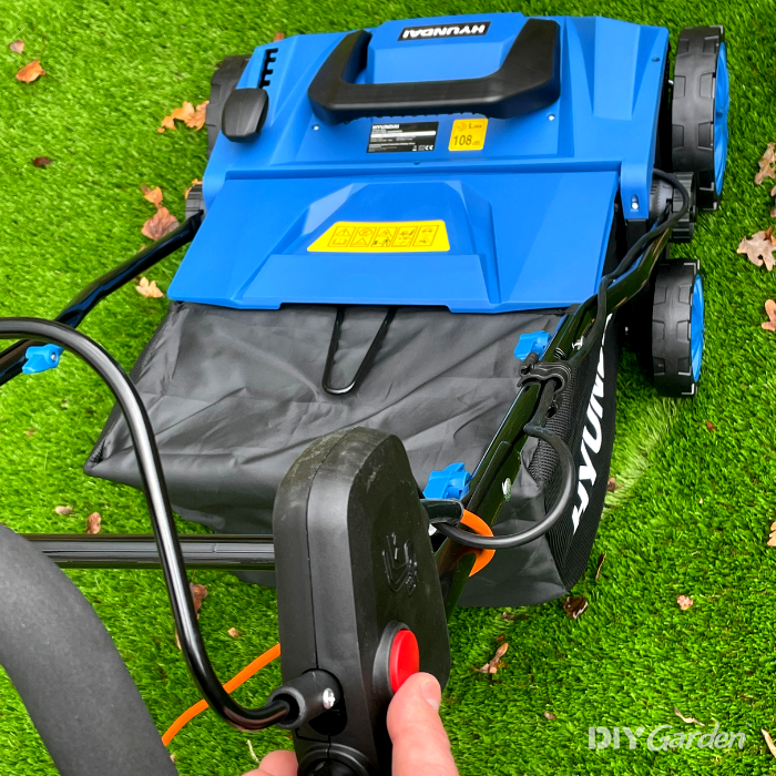 Hyundai 1600w Artificial Lawn Grass Brush Sweeper safety