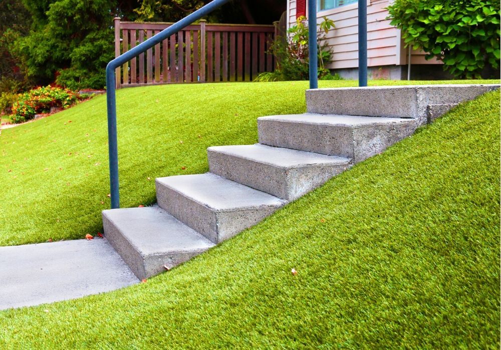 artificial-grass-benefit-tackle-the-slope