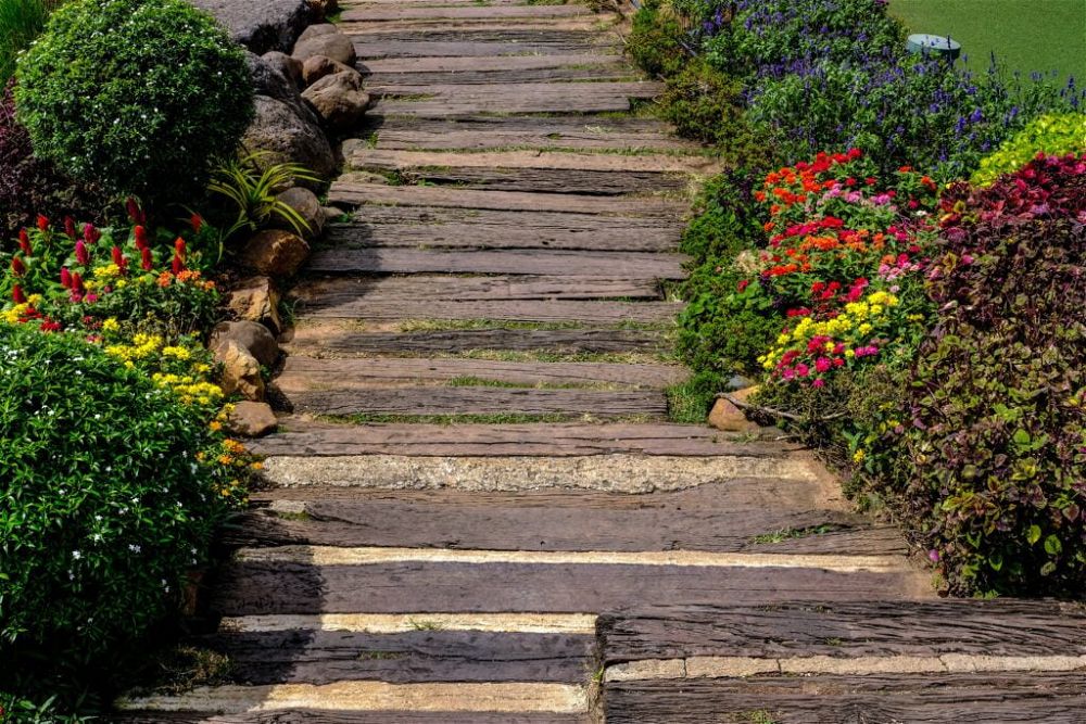 23. Allée de jardin rustique