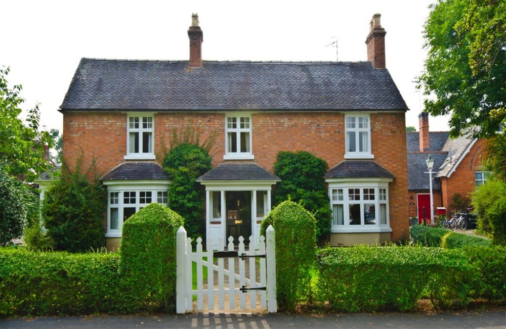 trimmed-hedge-front-garden