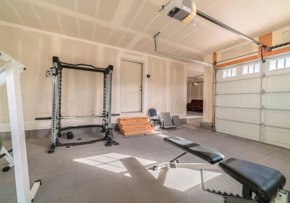 garage-home-gym-with-rubber-mats