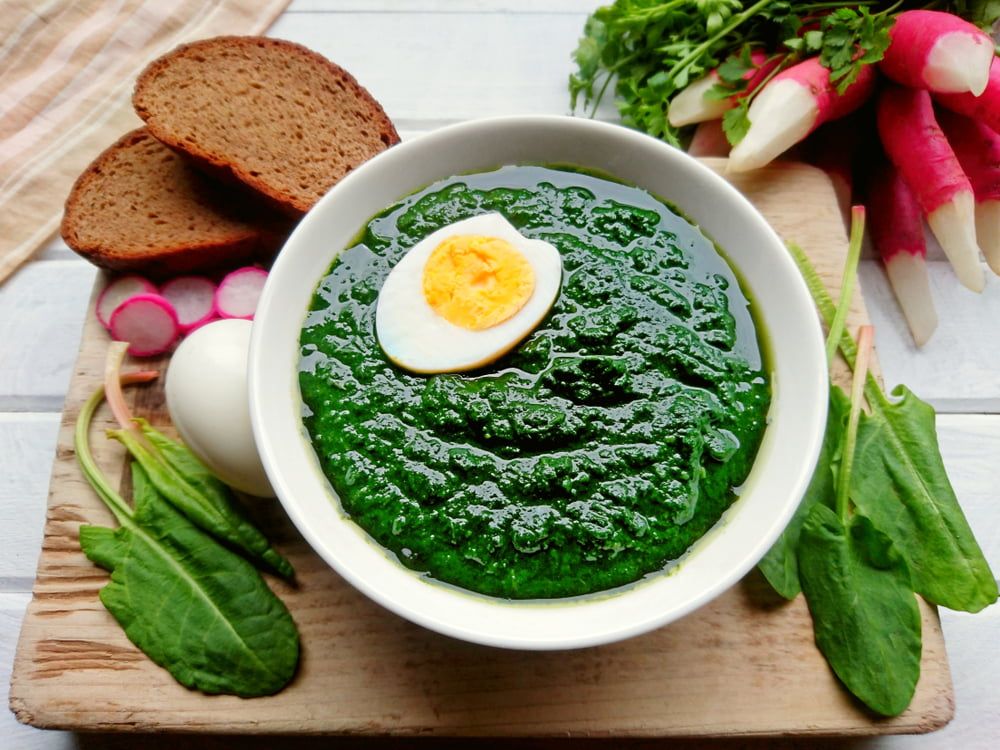 Sorrel soup in bowl