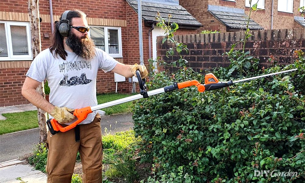 https://cdn.diygarden.co.uk/wp-content/uploads/2021/09/Yard-Force-20V-Cordless-Pole-Hedge-Trimmer-Review.jpg?class=bunnymark