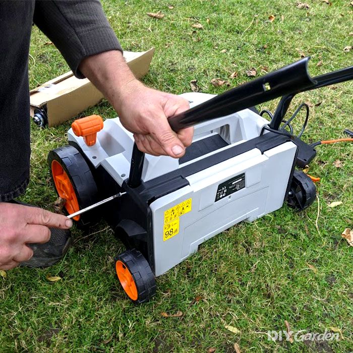 VonHaus-2-in-1-Lawn-Scarifier-Review-assembly