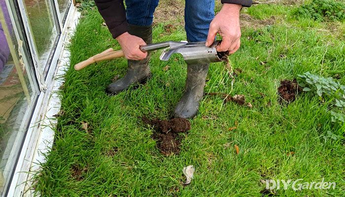 Kent-&-Stowe-Traditional-Long-Handled-Bulb-Planter-effectiveness