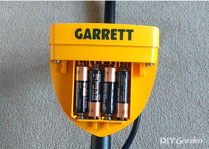 Garrett-ACE-250-Metal-Detector-Review-design-batteries