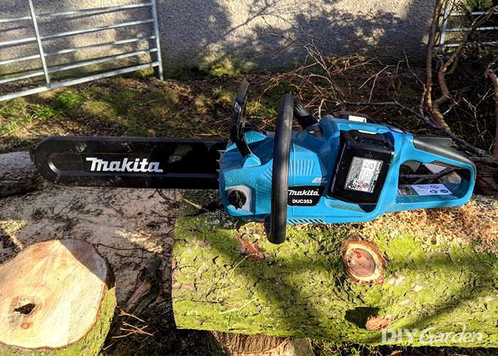 om På hovedet af Walter Cunningham Makita DUC353Z Twin 18V Cordless Chainsaw (Review & Best Price)