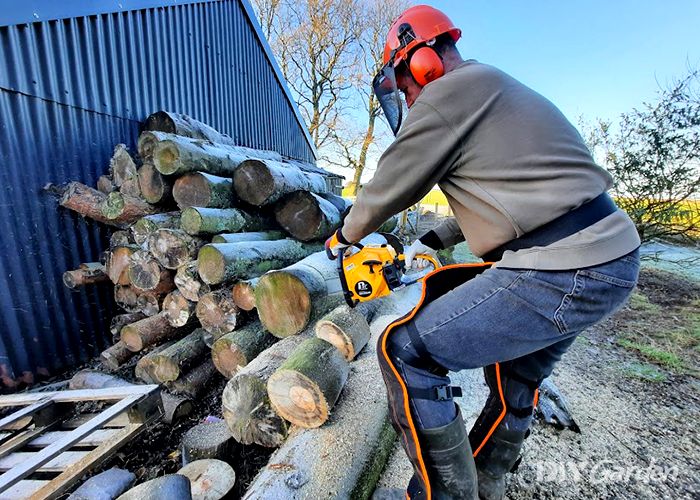 P1PE-62cc-Petrol-Chainsaw-Review-ease-of-use