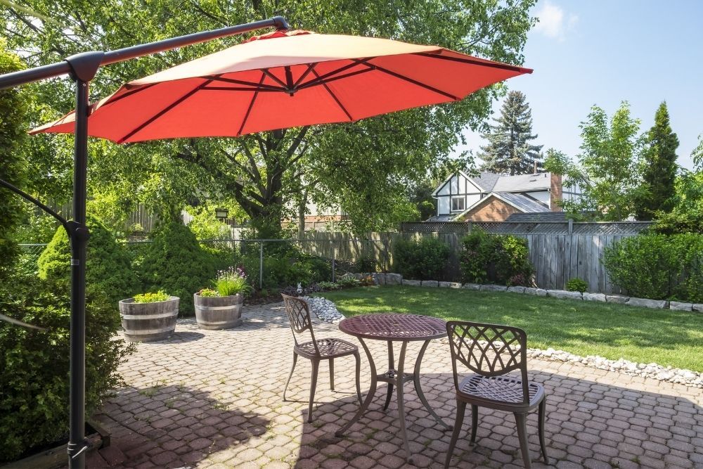 cantilever-parasol-backyard-garden