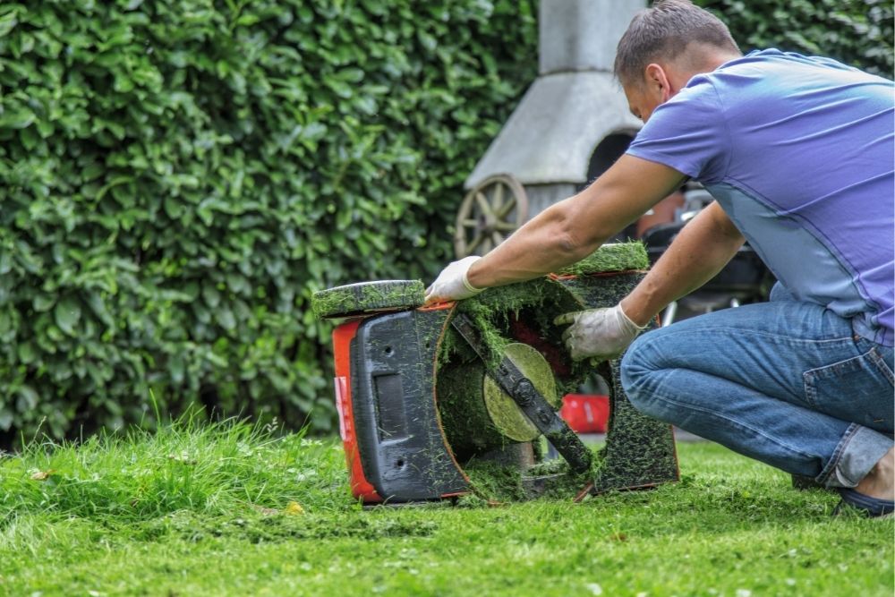 cleaning-lawn-mower-blade