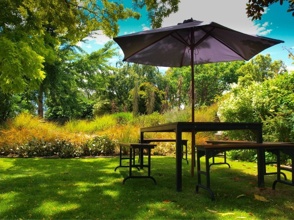 parasol-outdoor-table