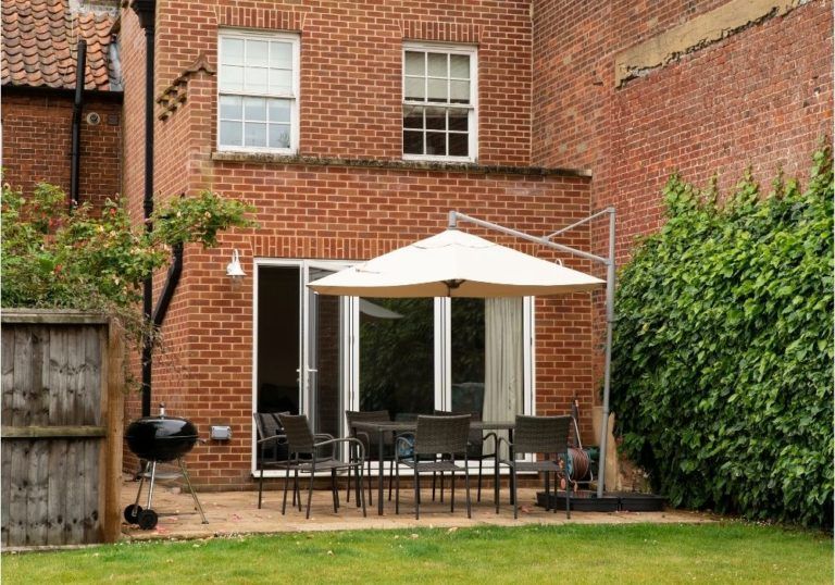 What is a Cantilever Parasol (+ How They Work To Give Shade)