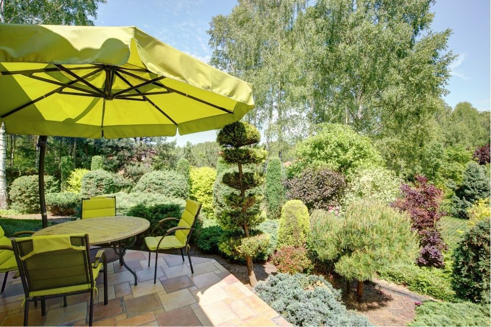 cantilver-parasol-in-the-garden
