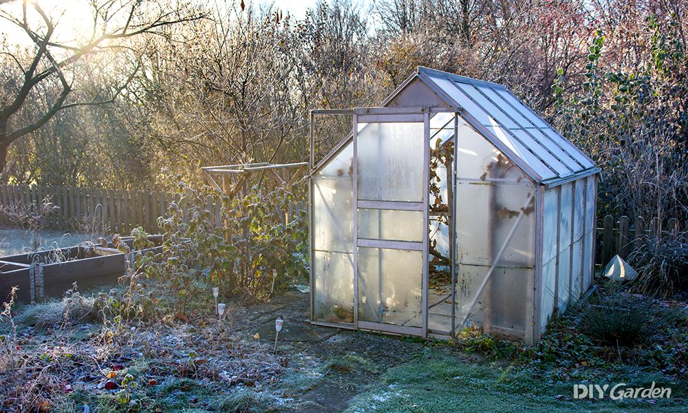 How to Heat a Greenhouse in Winter Without Electricity