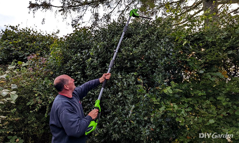 Greenworks-G40PSHK2-Cordless-2-in-1-Pole-Saw-&-Pole-Hedge-Trimmer-Review