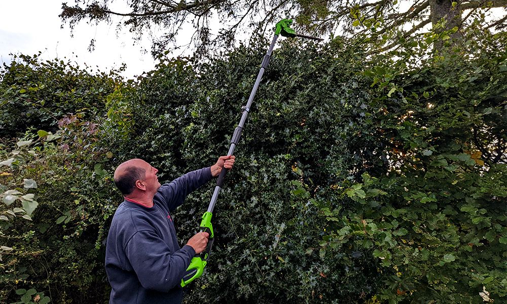 Greenworks-G40PSHK2-Cordless-2-in-1-Pole-Saw-&-Pole-Hedge-Trimmer-Review