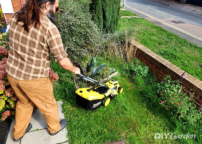 Kärcher-LMO-18-33-18-Volt-Cordless-Lawn-Mower-Review-manoeuvrability