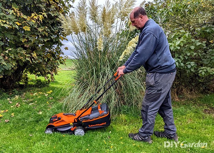 LawnMaster-24V-34cm-Cordless-Lawnmower-Review-manoeuvrability
