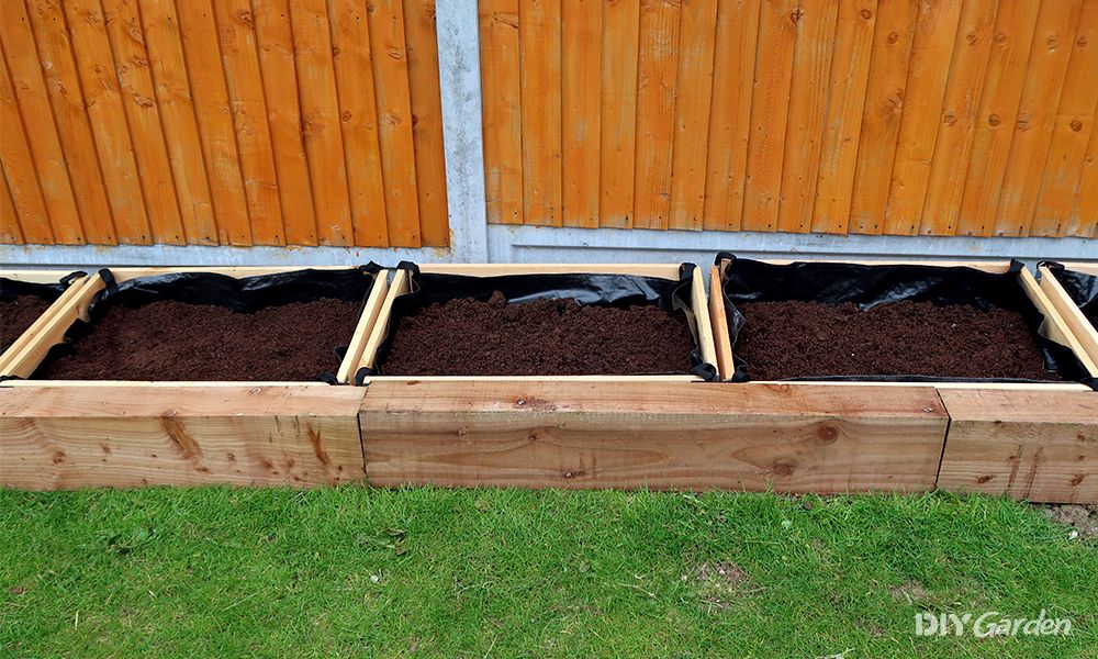 What to Put at the Bottom of a Raised Garden Bed