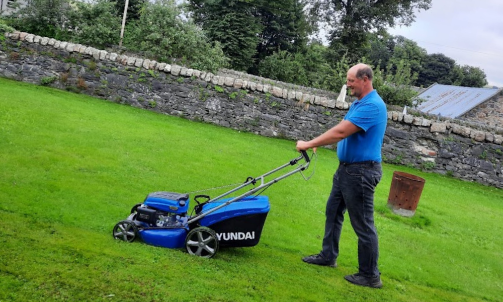 Image of Walk-behind narrow lawn mower with mulching attachment
