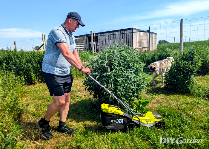 Ryobi 18V ONE+ Cordless Brushless Lawn Mower Review - Manoeuvrability